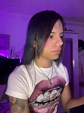 Snapshot of andyy_x chatting on July 12, 5:48 pm andyy x online show from July 12, 5:48 pm