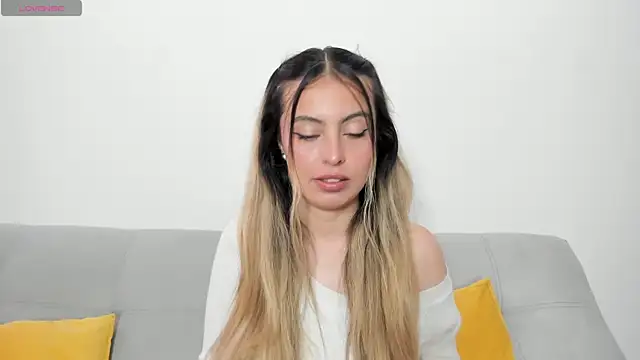 Snapshot of Fernanda_aaaa chatting on May 15, 2:24 pm Fernanda aaaa online show from May 15, 2:24 pm