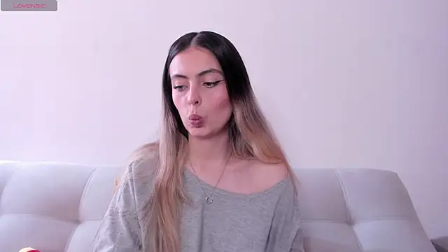 Snapshot of Fernanda_aaaa chatting on June 26, 2:43 pm Fernanda aaaa online show from June 26, 2:43 pm