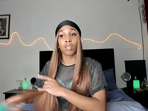 Snapshot of YourDreamReal chatting on February 6, 1:10 am YourDreamReal online show from February 6, 1:10 am