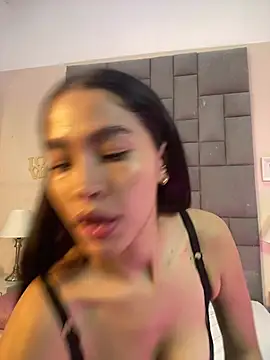 JuliaaVega online show from February 10, 2:10 pm