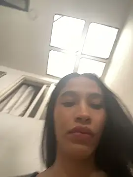 JuliaaVega online show from March 31, 12:05 pm