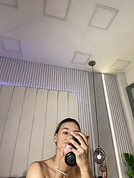 JuliaColemann online show from April 12, 11:48 am