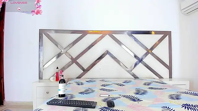 Snapshot of tifanibrown chatting on February 17, 1:51 pm tifanibrown online show from February 17, 1:51 pm