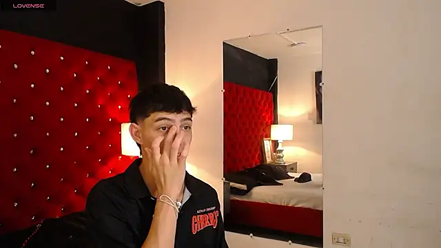 Snapshot of Logan_Woods chatting on January 18, 9:07 pm Logan Woods online show from January 18, 9:07 pm