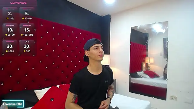 Snapshot of Logan_Woods chatting on February 3, 9:42 pm Logan Woods online show from February 3, 9:42 pm