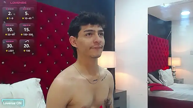 Snapshot of Logan_Woods chatting on February 10, 9:41 pm Logan Woods online show from February 10, 9:41 pm