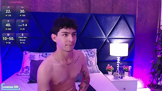 Snapshot of Logan_Woods chatting on February 11, 2:33 pm Logan Woods online show from February 11, 2:33 pm