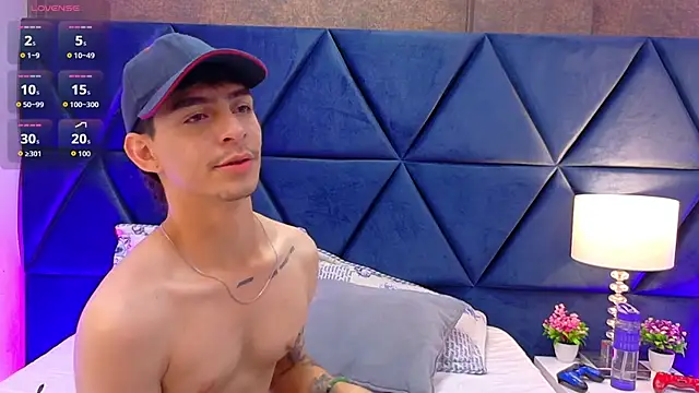 Snapshot of Logan_Woods chatting on February 13, 9:27 am Logan Woods online show from February 13, 9:27 am