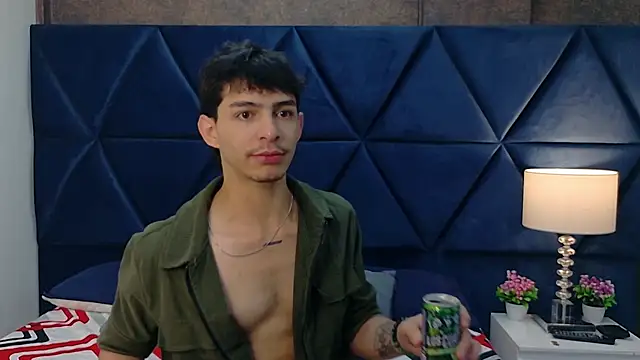 Snapshot of Logan_Woods chatting on February 16, 8:16 pm Logan Woods online show from February 16, 8:16 pm