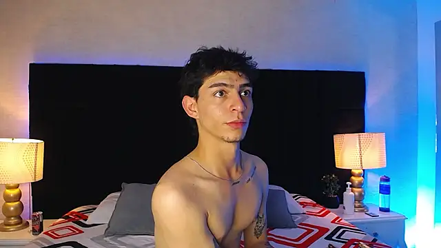 Snapshot of Logan_Woods chatting on February 18, 1:34 am Logan Woods online show from February 18, 1:34 am