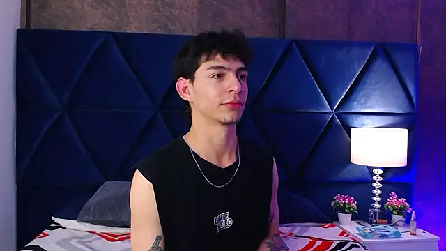 Snapshot of Logan_Woods chatting on February 22, 8:24 am Logan Woods online show from February 22, 8:24 am