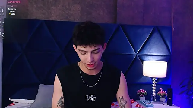 Snapshot of Logan_Woods chatting on February 23, 9:12 pm Logan Woods online show from February 23, 9:12 pm