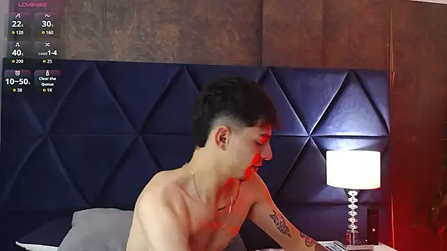 Snapshot of Logan_Woods chatting on February 27, 12:27 pm Logan Woods online show from February 27, 12:27 pm