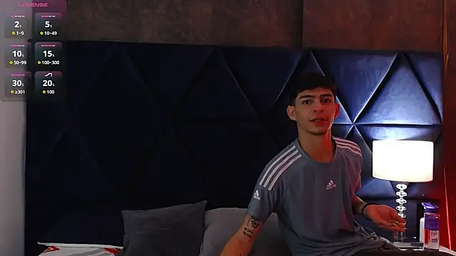 Snapshot of Logan_Woods chatting on March 2, 8:32 am Logan Woods online show from March 2, 8:32 am