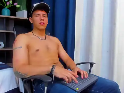 Snapshot of Tobias_Vega chatting on February 15, 2:30 am Tobias Vega online show from February 15, 2:30 am