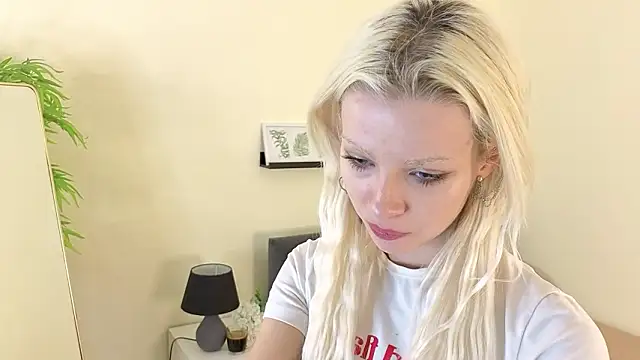 Naomi Demio online show from February 6, 2:53 pm