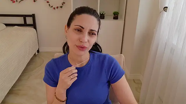 LovelyBeatrice online show from April 17, 11:02 am