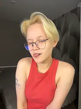 Snapshot of LuunaDorean chatting on February 2, 11:58 pm LuunaDorean online show from February 2, 11:58 pm