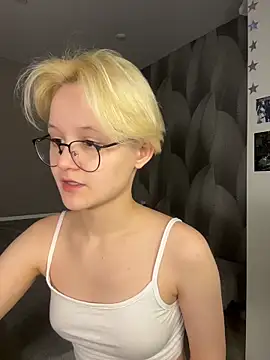 Snapshot of LuunaDorean chatting on February 4, 10:04 pm LuunaDorean online show from February 4, 10:04 pm