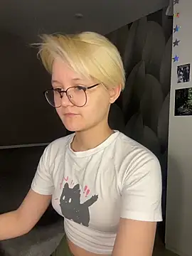 Snapshot of LuunaDorean chatting on February 9, 10:30 am LuunaDorean online show from February 9, 10:30 am