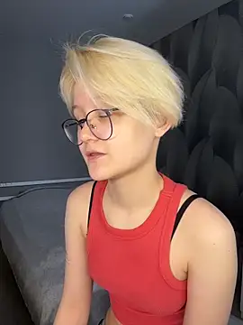 Snapshot of LuunaDorean chatting on February 12, 7:58 am LuunaDorean online show from February 12, 7:58 am