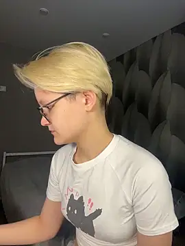 Snapshot of LuunaDorean chatting on February 13, 6:20 am LuunaDorean online show from February 13, 6:20 am