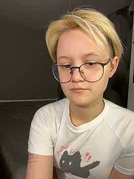 Snapshot of LuunaDorean chatting on February 14, 11:23 pm LuunaDorean online show from February 14, 11:23 pm