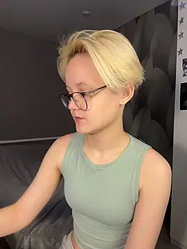 Snapshot of LuunaDorean chatting on February 19, 6:31 am LuunaDorean online show from February 19, 6:31 am