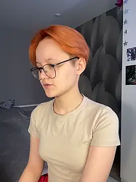 Snapshot of LuunaDorean chatting on February 22, 9:52 am LuunaDorean online show from February 22, 9:52 am