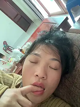 Snapshot of Lyn-be99 chatting on February 15, 7:51 am Lyn-be99 online show from February 15, 7:51 am