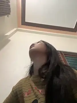 Snapshot of Lyn-be99 chatting on February 25, 12:42 am Lyn-be99 online show from February 25, 12:42 am