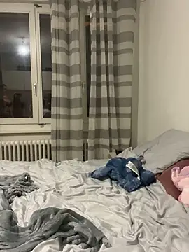 Snapshot of Melissa-suisse chatting on February 6, 7:28 pm Melissa-suisse online show from February 6, 7:28 pm