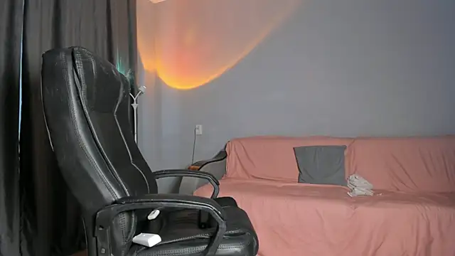 Snapshot of emy_lovee chatting on March 2, 7:15 am emy lovee online show from March 2, 7:15 am