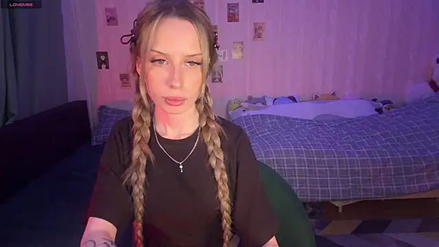 DellaCampbell online show from April 27, 3:54 pm