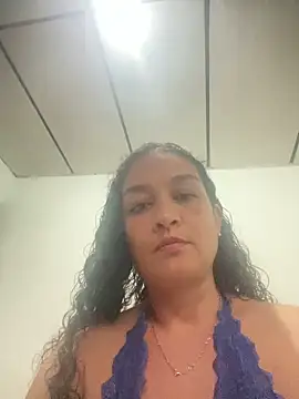 Snapshot of Rosalinda_77 chatting on May 18, 9:42 pm Rosalinda 77 online show from May 18, 9:42 pm