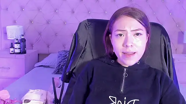 Snapshot of lizzyrossie chatting on February 12, 12:55 pm lizzyrossie online show from February 12, 12:55 pm