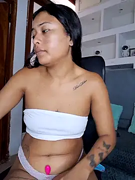 Snapshot of Layla_em chatting on March 1, 12:18 pm Layla em online show from March 1, 12:18 pm