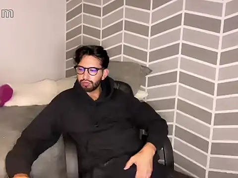 thomass1018 online show from February 13, 2:29 am