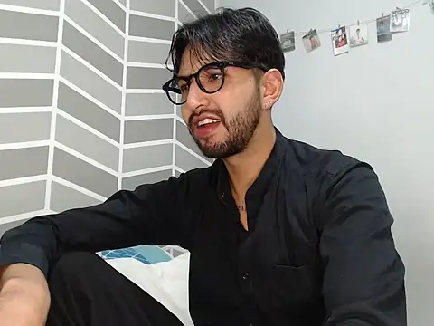 thomass1018 online show from June 17, 3:42 am