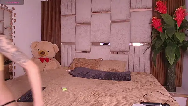 Snapshot of Zoe_dim chatting on February 23, 1:19 pm Zoe dim online show from February 23, 1:19 pm