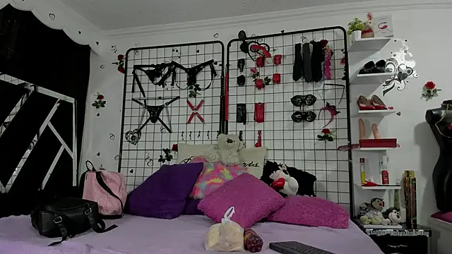 Snapshot of playful-girls chatting on February 24, 1:20 pm playful-girls online show from February 24, 1:20 pm