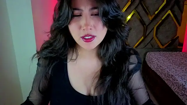 Snapshot of Luvienne chatting on February 16, 8:27 pm Luvienne online show from February 16, 8:27 pm