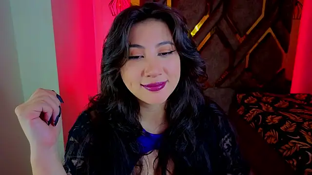 Snapshot of Luvienne chatting on February 19, 7:43 pm Luvienne online show from February 19, 7:43 pm