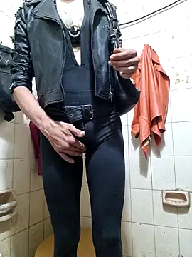 Snapshot of veronicatvcroosleather chatting on February 7, 10:35 pm veronicatvcroosleather online show from February 7, 10:35 pm