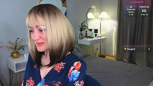 Snapshot of Oliiviaa_ chatting on February 9, 8:18 am Oliiviaa online show from February 9, 8:18 am