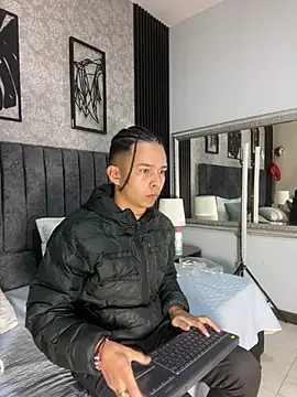 Snapshot of bliinkii_and_luka_ chatting on February 24, 12:36 pm bliinkii and luka online show from February 24, 12:36 pm