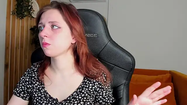 Snapshot of FreyaVey chatting on February 6, 5:23 am FreyaVey online show from February 6, 5:23 am