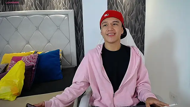 Snapshot of Dominik_Souza chatting on February 6, 1:25 pm Dominik Souza online show from February 6, 1:25 pm