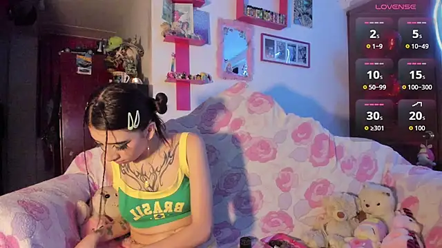 Snapshot of Rebecahart chatting on February 15, 4:20 am Rebecahart online show from February 15, 4:20 am